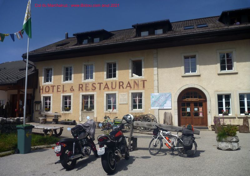 Fanette ma Bicyclette, en compagnie des gros cubes, Au col du Marchairuz