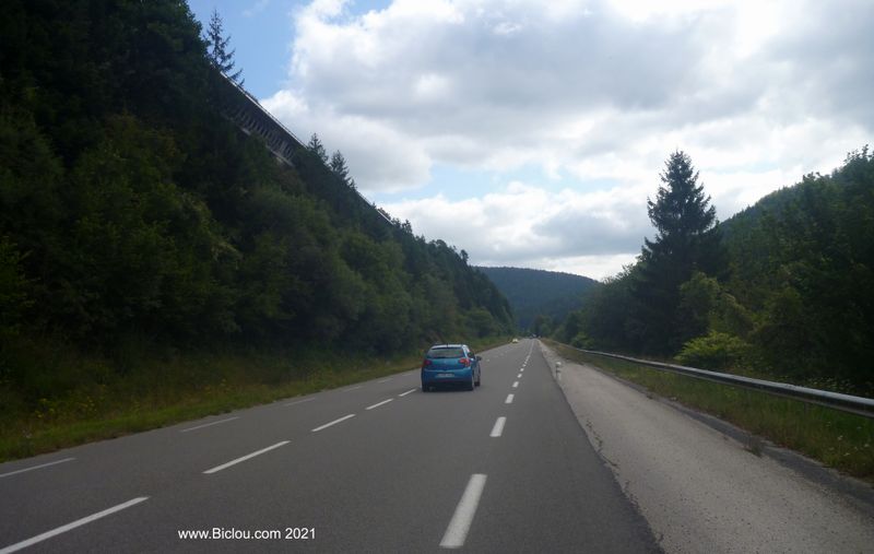 Sur la grand' route : D 1084, presque cyclable comme en témoigne cette surlageur