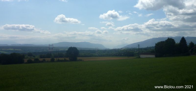 On approche de défilé de l'écluse : entre Jura et Vuache