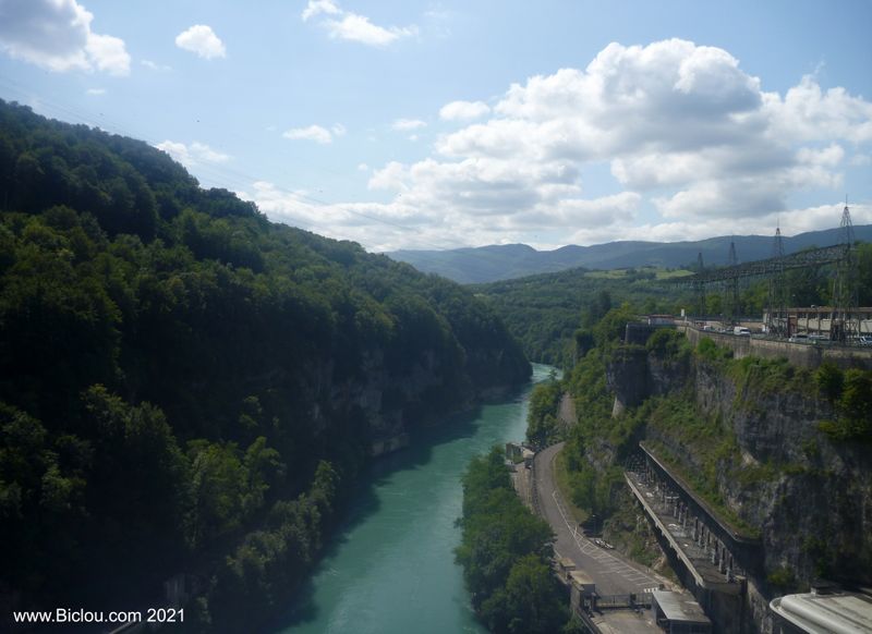 Le Rhône s'écoule après le barrage de Génissiat