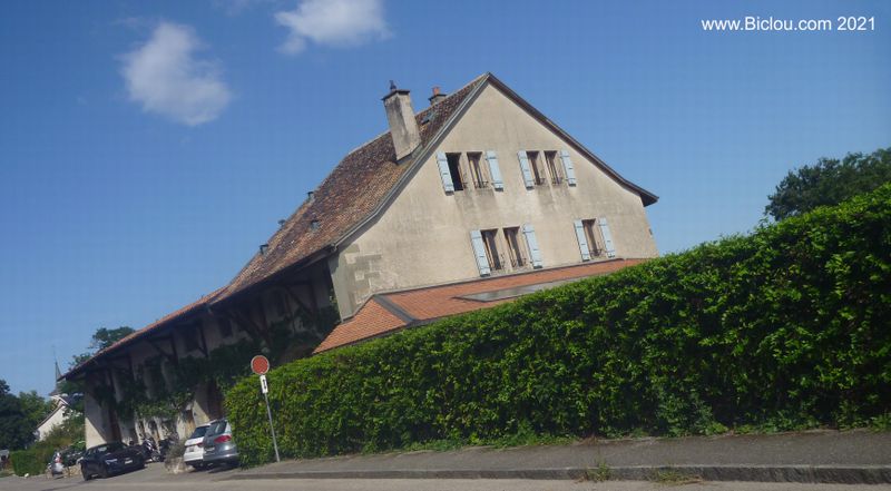 Ferme genevoise, reconvertie en logement .. social
