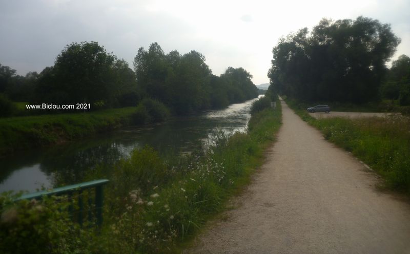 Le long du canal de l'EST
