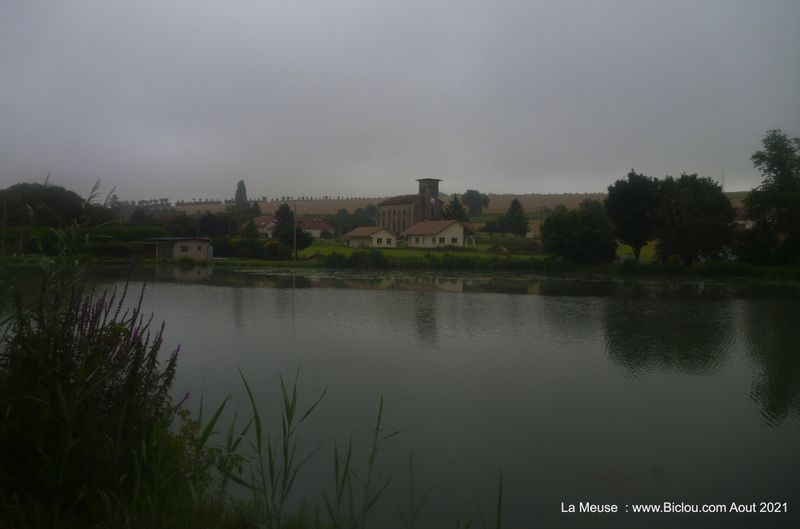 Hameau en bordure de MEUSE (après Verdun)