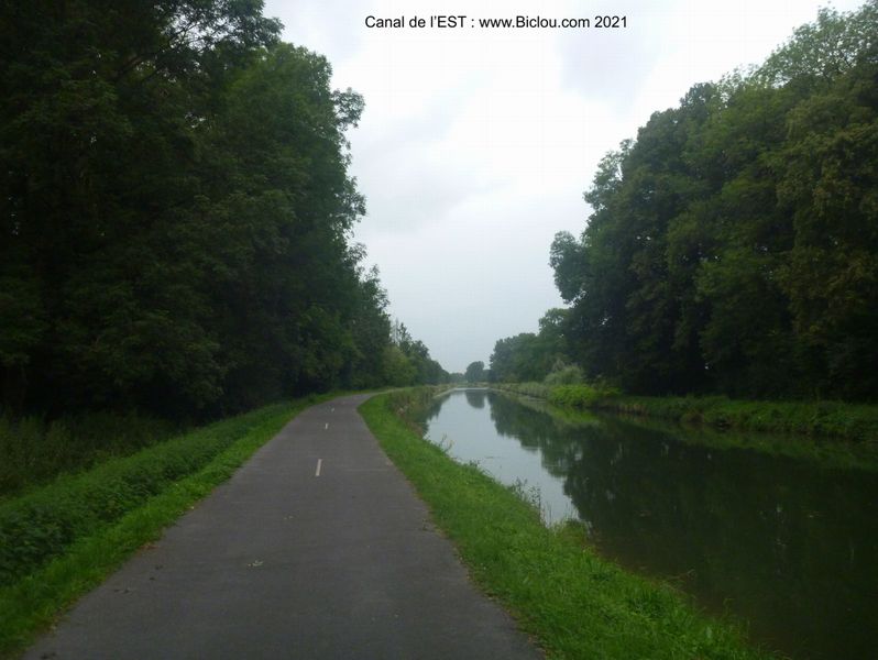 Bord du canal vers Sedan, a bit boring, mais c'est calme au moins