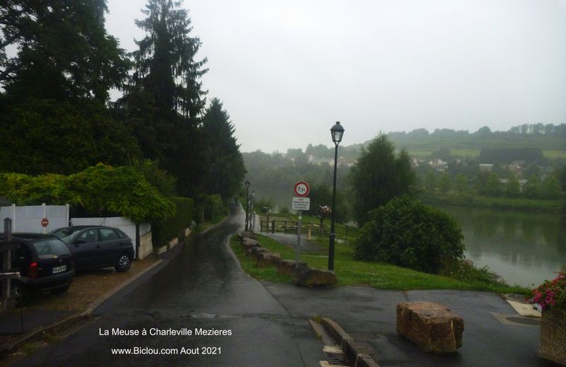 Voie arrosée des bords de Meuse