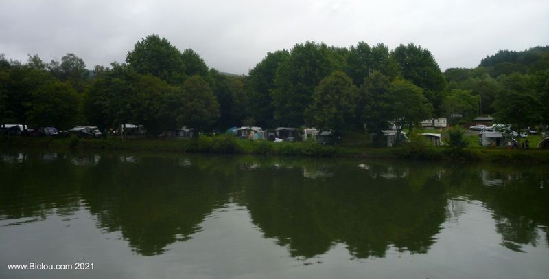 Camping en bord de Meuse : les pieds dans l'eau, juste les orteils !
