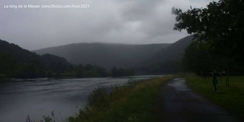 Pluie le long de la Meuse