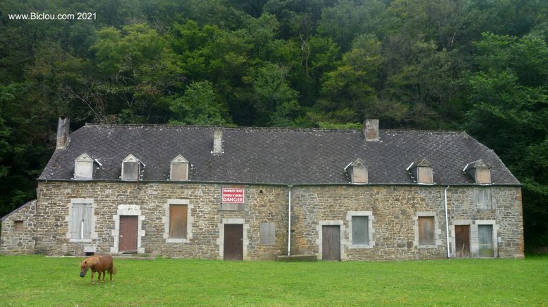 Beau bâtiment qui semble tomber en désuétude