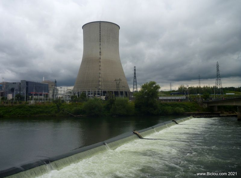 Centrale de Chooz devant la Meuse