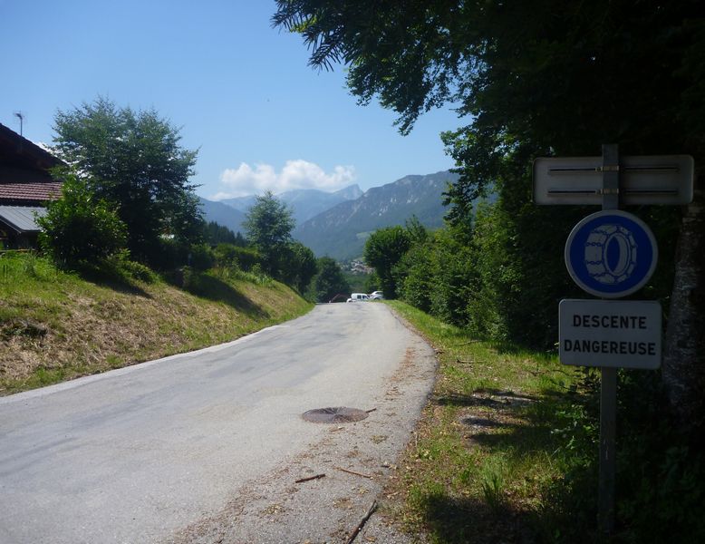 Descente dangereuse ki dit le monsieur : En effet, ça pousse dans ce sens, et ça freine dans l'autre..