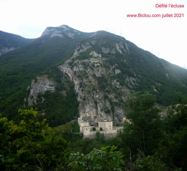 Défilé de l'écluse et son Fort