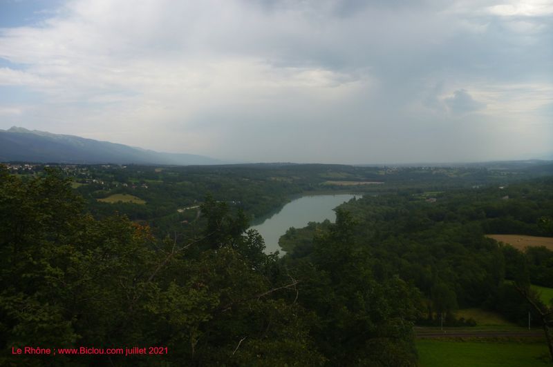 Le Rhône, sort de la plaine Genevoise, du côté de Pougny et Collonges