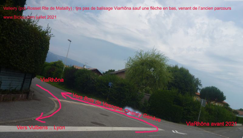 Le balisage Viarhôna toujours pas posé ici à Valleiry (route du Pré Rosset- rte de Matailly), mais une vague flèche persiste au sol)