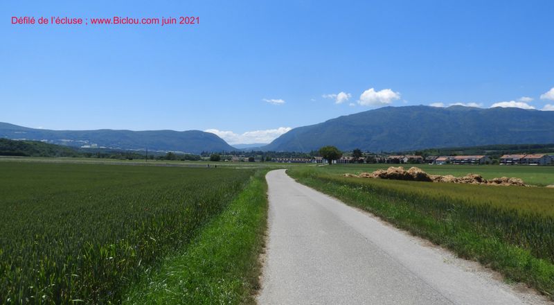 Défilé de l'écluse dans le fond : vu de la campagne Genevois