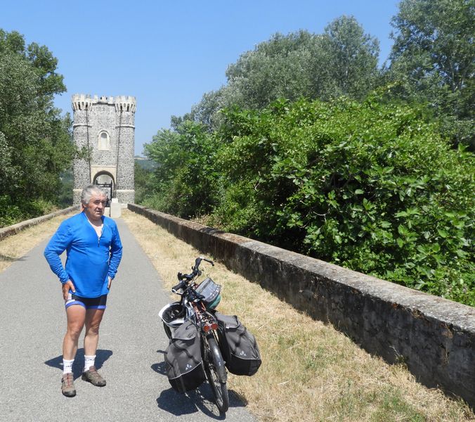 Le Glaude, affuté .. Pu que 10 kilos à lâcher, pour grimper les cols sans (trop) en baver ; dans la tente il roule à plat ..