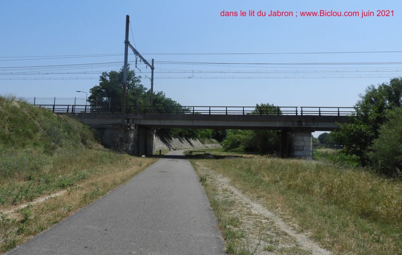 La voie verte du Jabron (Roubion ici) , passe sous la voie de chemin de fer Lyon Marseille..