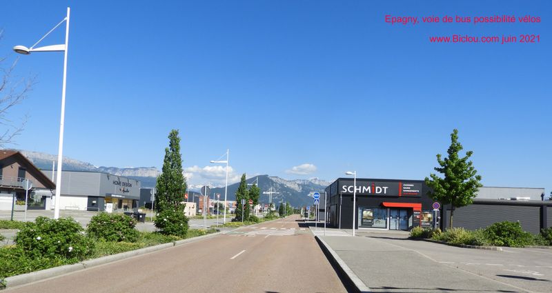 Voie de bus et vélos à Epagny (Annecy)