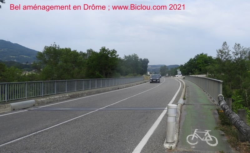 Pont bien traité : cycliste en Drôme