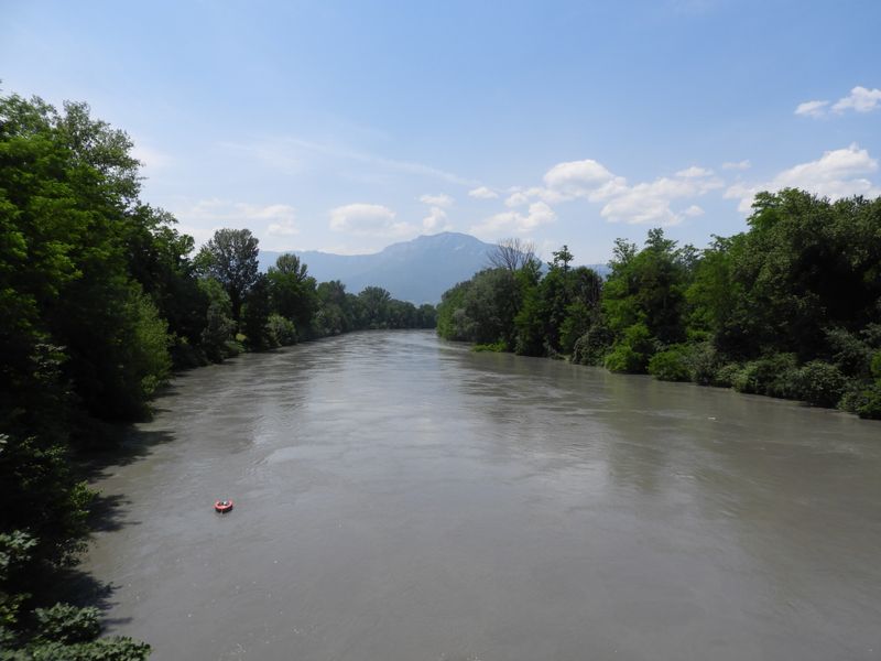 L'isère , bien turbide , à Grenoble
