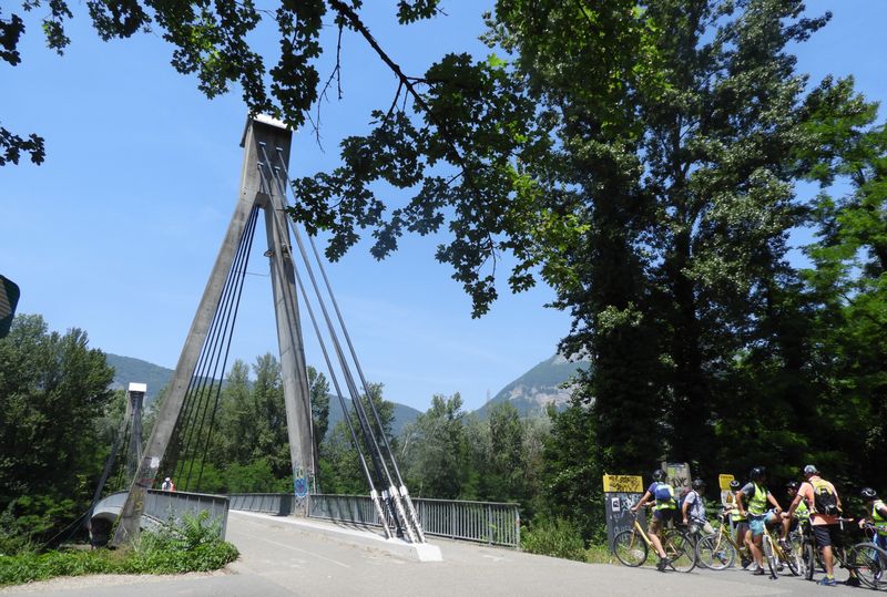 Passerelle de Meylan, accès à l'île d'amour .. ; Grenoble Nord : carrefour de voies vertes
