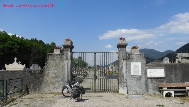 Grosse soif à Goncelin, heureusement Ya ce cimetière