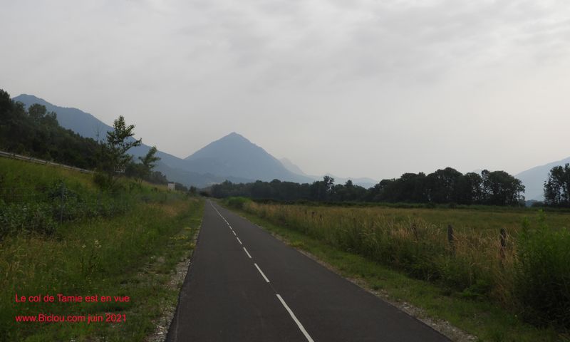 Sur la V 62 au niveau de Aiton .. Le col de Tamie en vue, la Favergie est à potrée de qlq coups de pédales