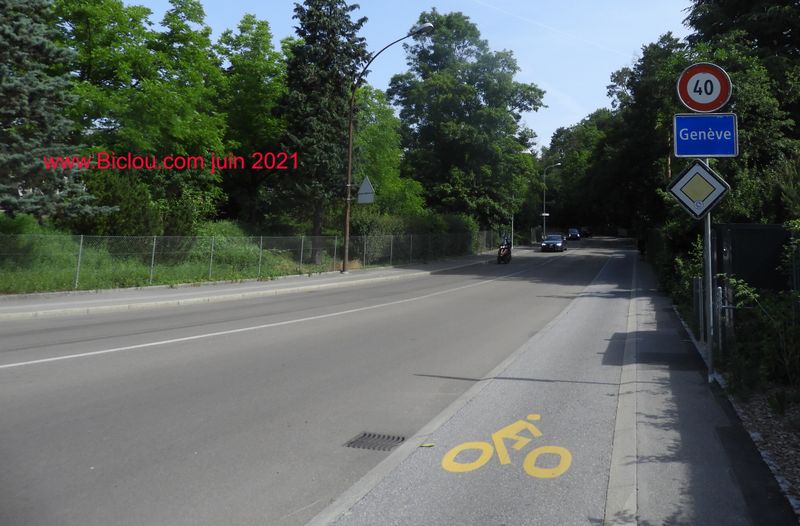 Genève ; au pied de l'ultime bosse de Champel ; on note les bandes cyclables comme souvent en Suisse