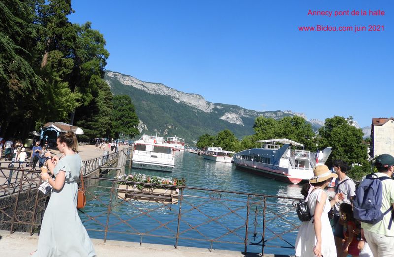 Annecy, pont de la halle : Oh mes bâteaux ..