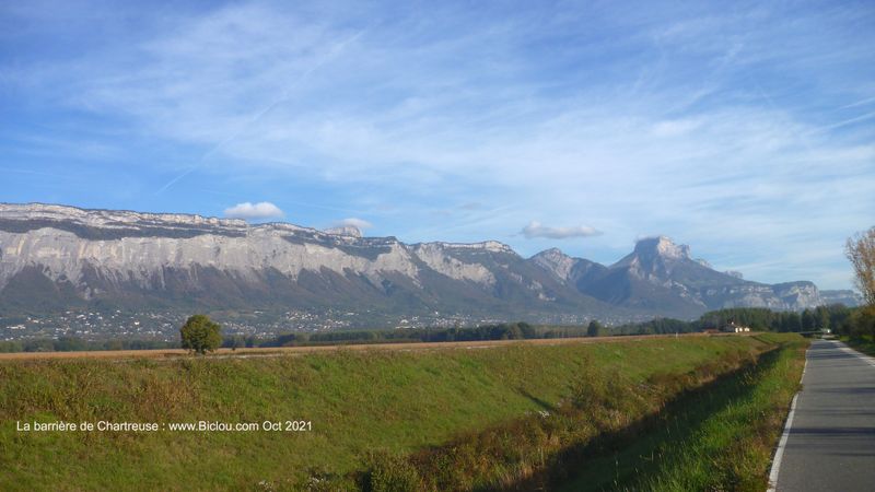 L'impressionante barrière de la Chartreuse domine le Grésivaudan, vue de la Véloroute dite V 63 Bis