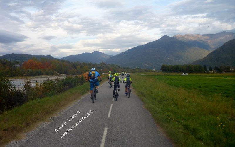 Sur la Vélo-route dite : V 62 en bordure de l'Isère , en direction d'Albertville, les jeunes à VTT