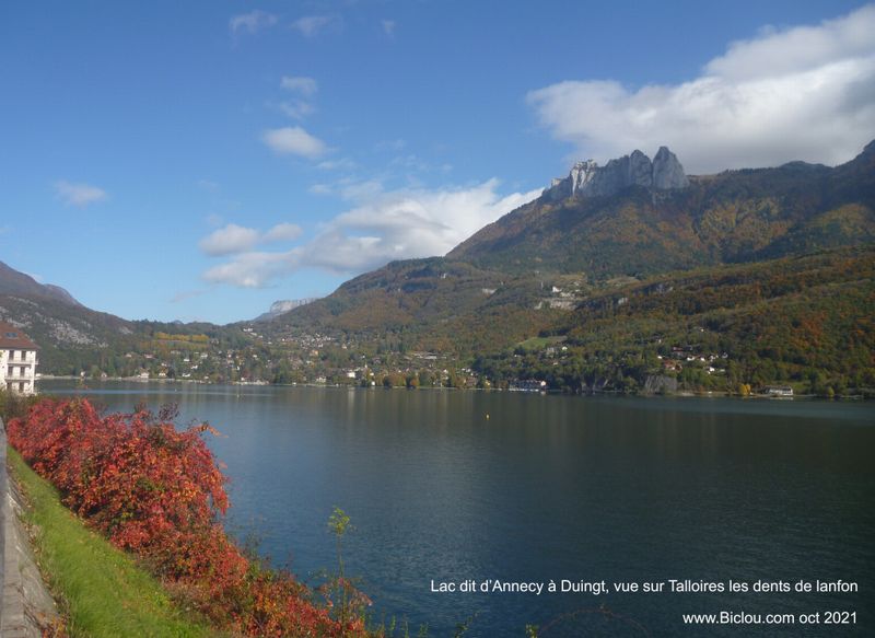 Le lac dit d'Annecy à Duingt, vue sur la côte de Talloires et les dents de lanfon