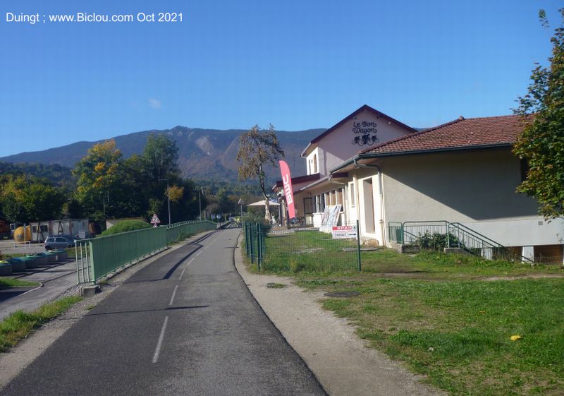 Duingt : sur la voie dite verte : Faverges - Annecy, le Semnoz dans le fond