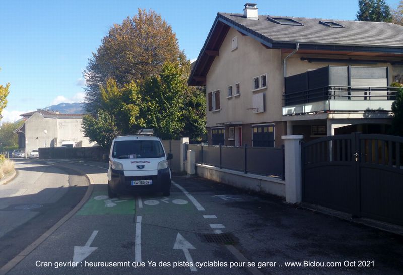 Cran Gevrier : heureusement qu'ya des pistes dites cyclables pour se garer