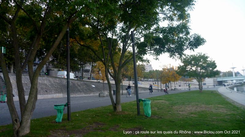 Lyon : pas mal de Cyclistes sur les quais du Rhône, au petit matin