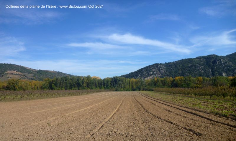Les premiers contreforts des monts d'Ardèche, vus du Rhône