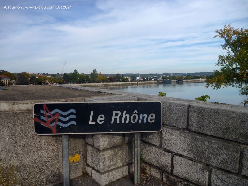 C'est bien Le Rhône, à Tournon (Ardèche) , en effet ..