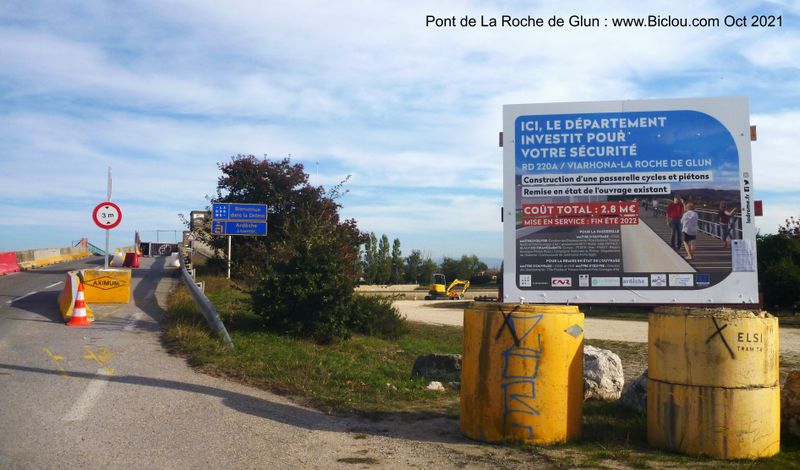 Sur ViaRhôna : Pose d'une passerelle à la Roche de Glun