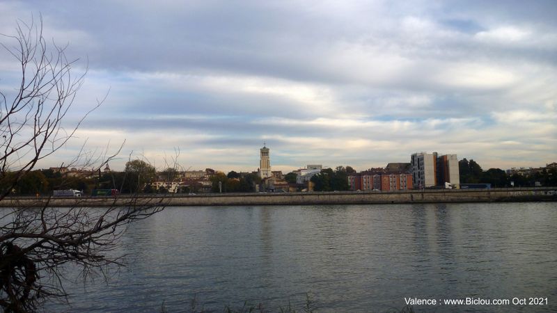 Valence en Trave-linge : On entrevoit l'église saint Jean et .. l'autoroute du soleil au bord du Rhône