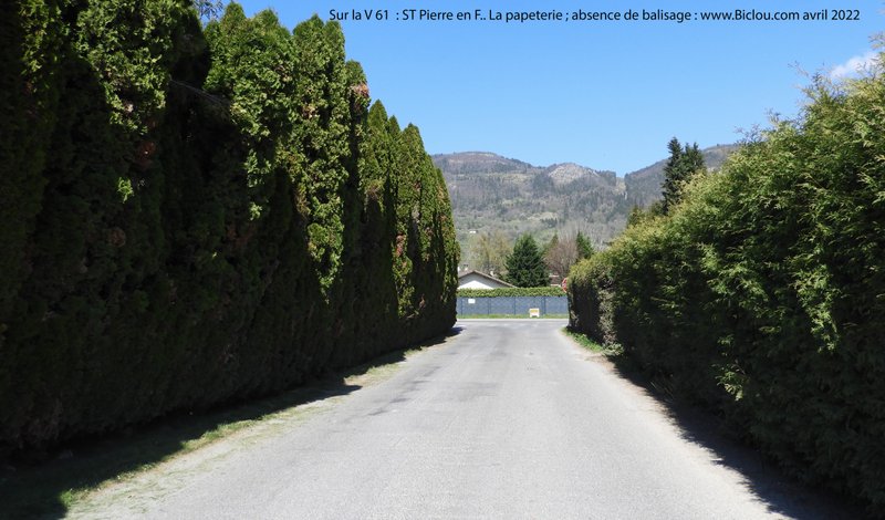Sur la V 61 à La Papeterie, aucune indication, le quidam non indigène sur perd .. 