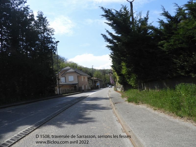 Traversée de Serrasson sur la D 1508 : c'est chaud avec les trucks qui vous ronronnent d'impatience aux fesses