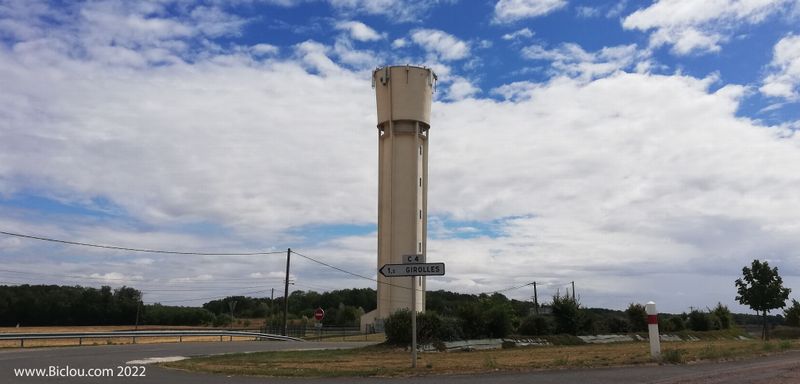 Un nouveau château d'eau , marquant le Sommet de la bosse