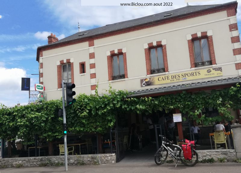 Peu avant Montargis : Pause au café des sports : j'Y ai vu des sportifs de comptoir et la carafe d'eau (fraiche) facturée 0.2 euros ..