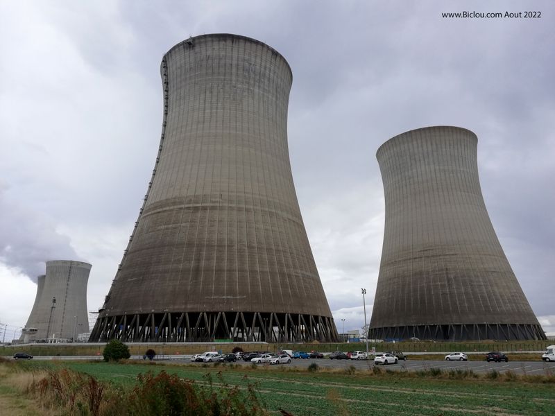 Centrale Nucléaire de Dampierre en Burly, sur la Loire, peu avant Gien