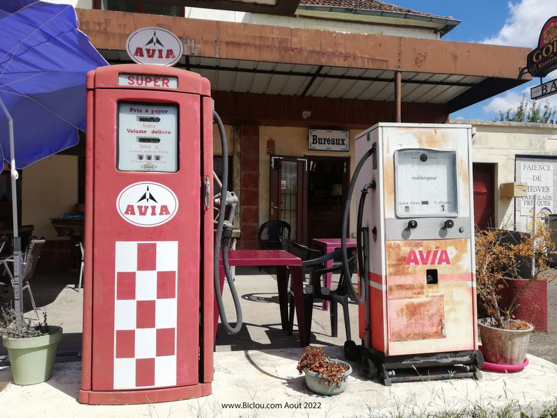 Les anciennes pompes à Essence Avia à Pouilly sur Loire aux 200 bornes (vues en 2022)
