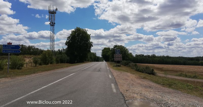 Sur la Nationale sept : les cyclistes ici ne sont plus admis, suivre donc sur la gauche