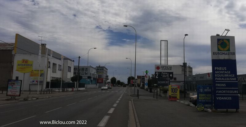 Moulins, zone commerciale, moche et déserte (dimanche) ..
