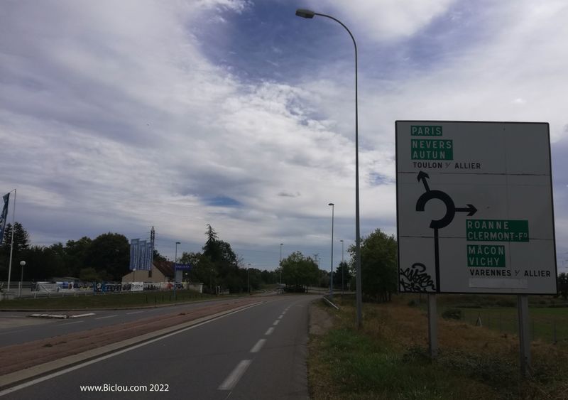 Sortie de Moulins (on remarque les bandes cyclables)