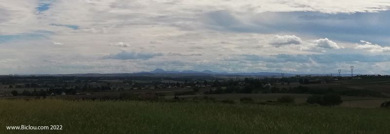 Les volcans d'Auvergne se profilent à l'horizon