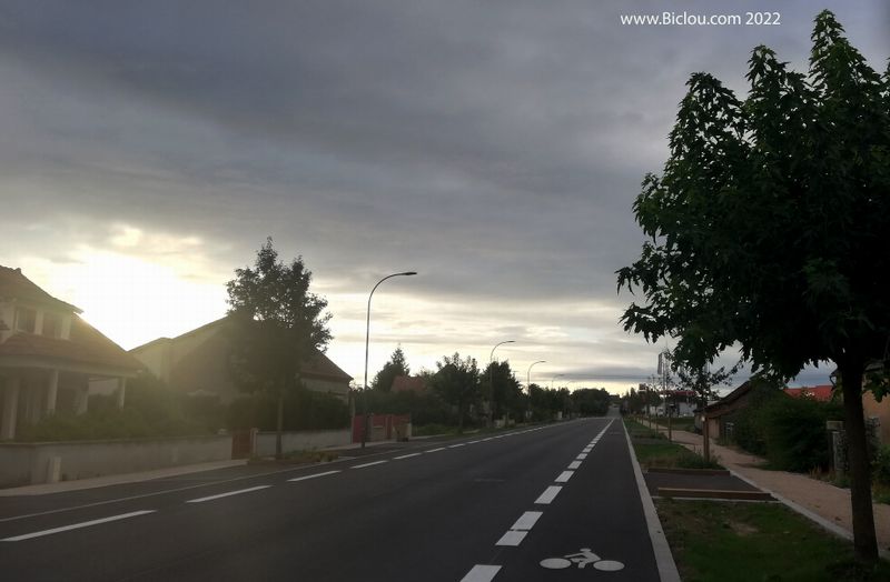 Belles bandes cyclables sur l'ex Nationale Sept .. comme koi les temps ont changé ..