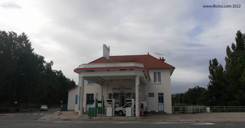 Lapalisse : station essence au visage des temps passés ..